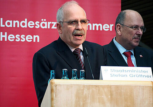 Foto von Dr. med. Gottfried von Knoblauch zu Hatzbach bei seiner Rede zur MFA-Bestenehrung