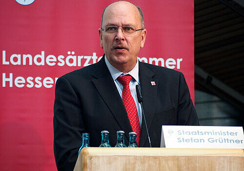 Foto von Staatsminister Stefan Grüttner bei seiner Rede zur MFA-Bestenehrung