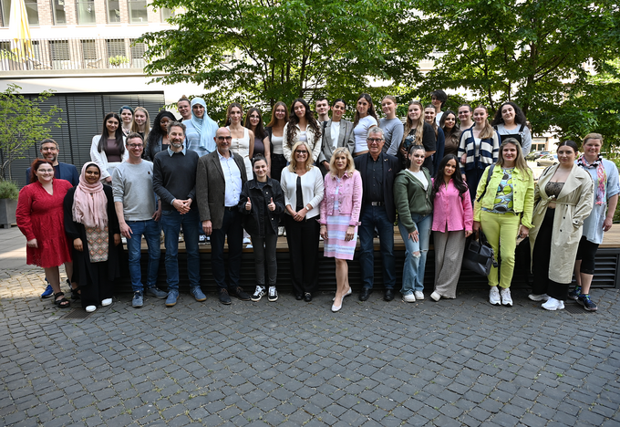 Gruppenbild der Teilnehmerinnen und Teilnehmer, vorne im Bild: Bildungsagentur medienblau, Medienanstalt Hessen, VFBH 2025_05_15_Projekttag_VFBH_Foto_1_LAEKH.png