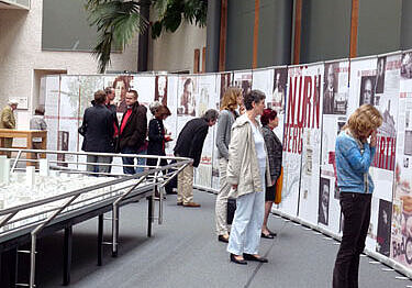 Foto von der Ausstellung "Fegt alle hinweg" mit Besuchern