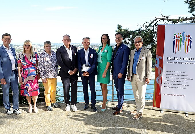 Gruppenfoto beim Sommerempfang der hessischen Heilberufe 2025_06_26_Sommerempfang_F_Spillner.jpg