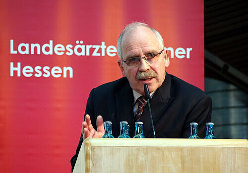 Foto von der Begrüßung durch Dr. med. Gottfried von Knoblauch zu Hatzbach, Präsident der LÄKH