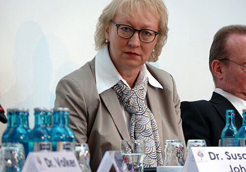 Foto von Monika Buchalik, Präsidiumsmitglied der LÄKH bei der Podiumsdiskussion am Vormittag